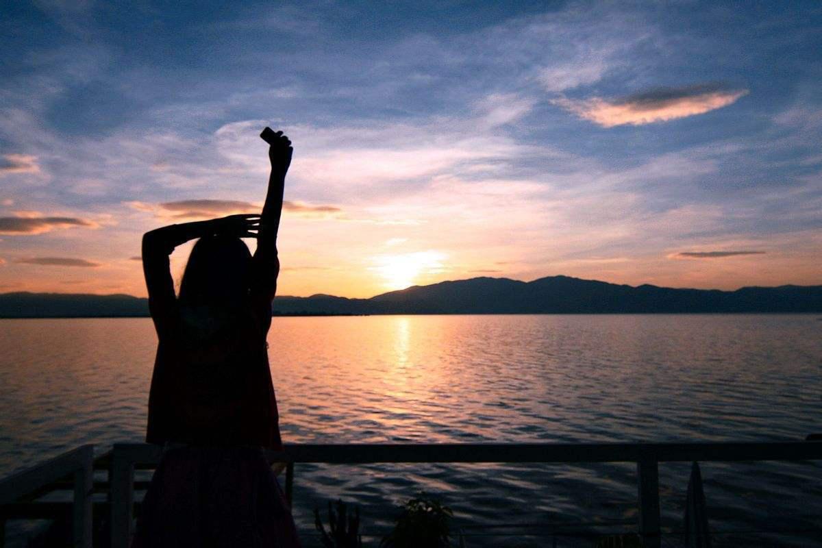 在自己的世界里活得潇洒自在,在外面的世界里有一份坚持有一份热情有