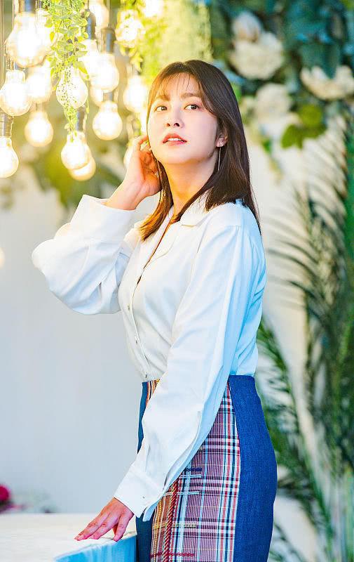 微胖女孩朴世荣真是美到让人羡慕!丝绸衬衫 长裙,优雅到骨子里