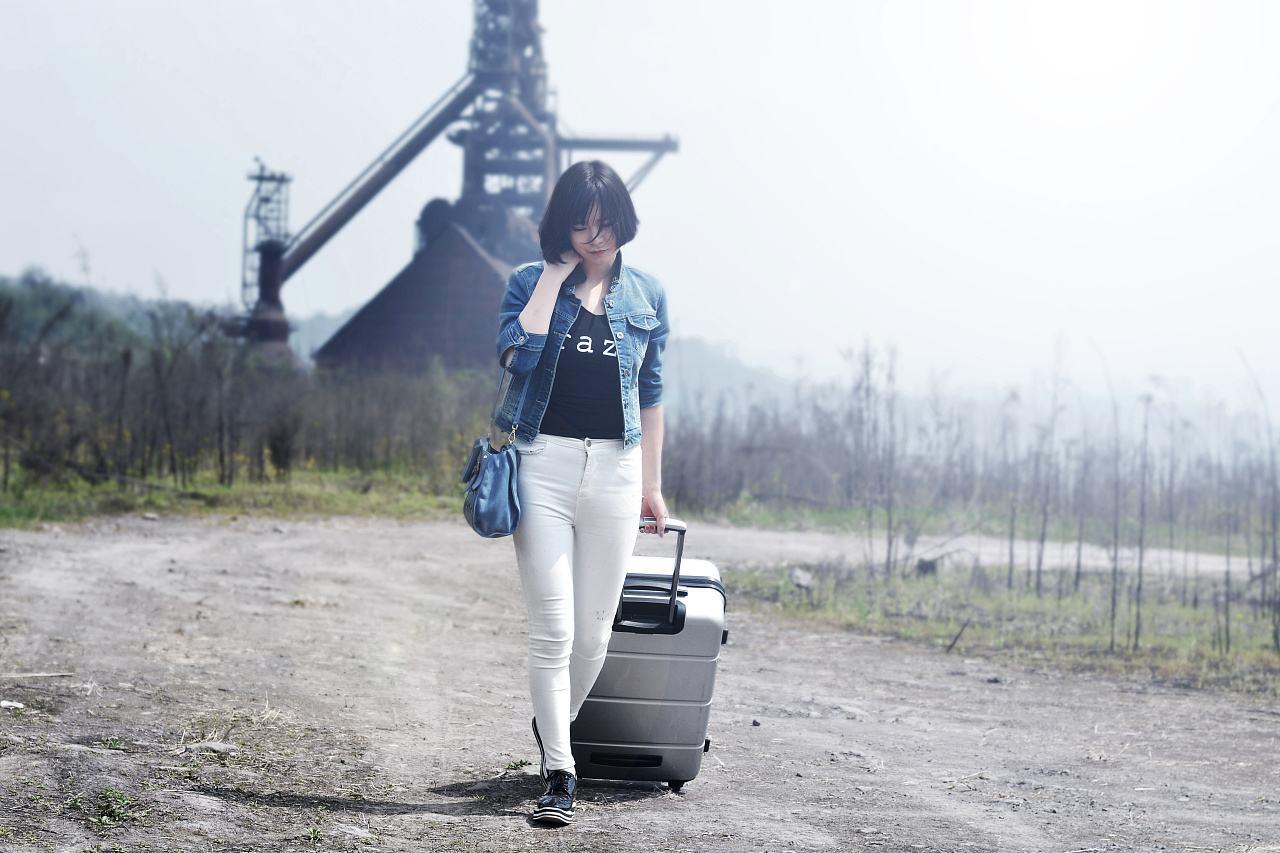 外出旅游,为何中国人喜欢拉箱子,而老外都爱背着一个大包?