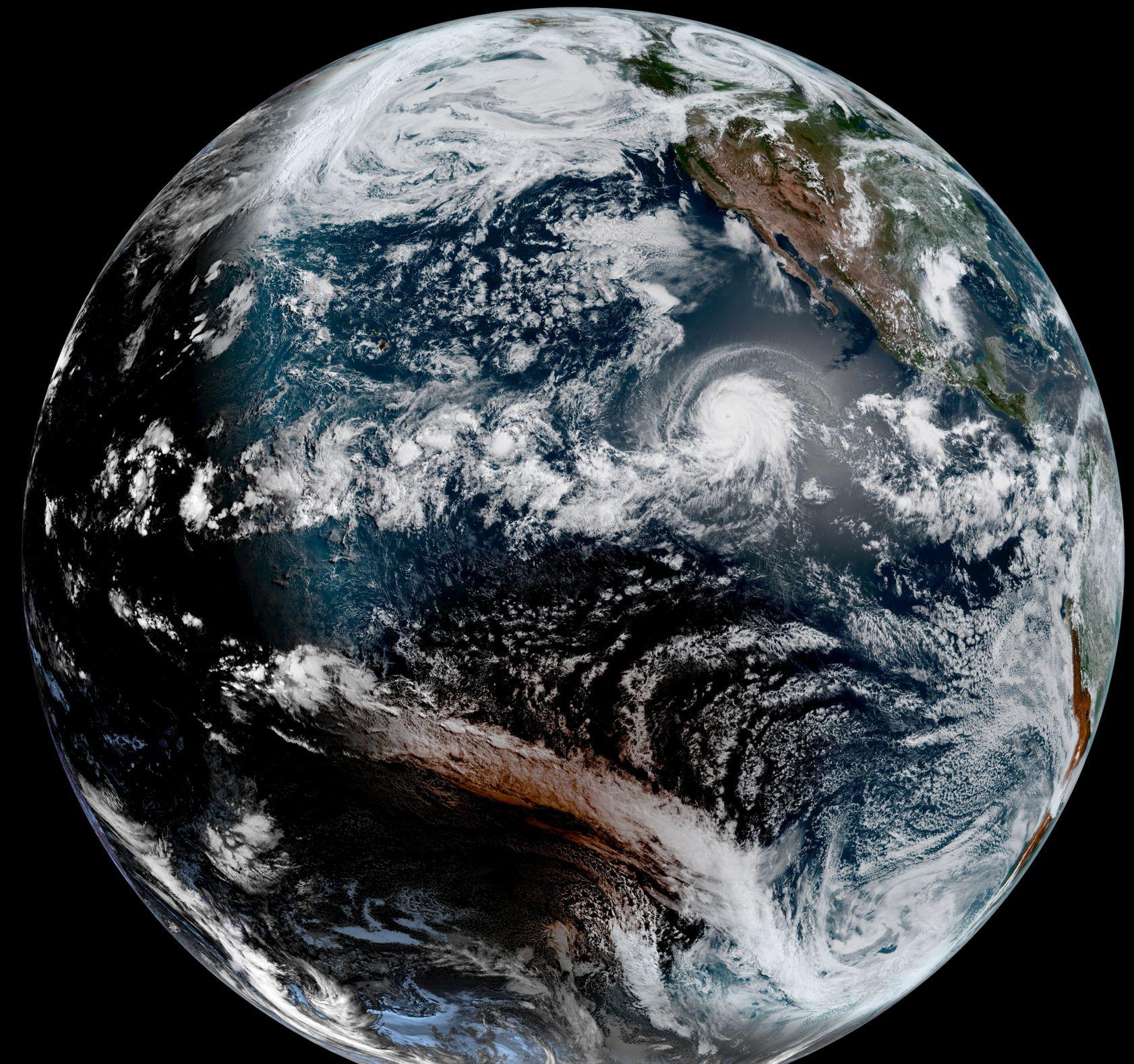 震撼高清卫星从太空看日全食月球巨大的影子落在地球表面