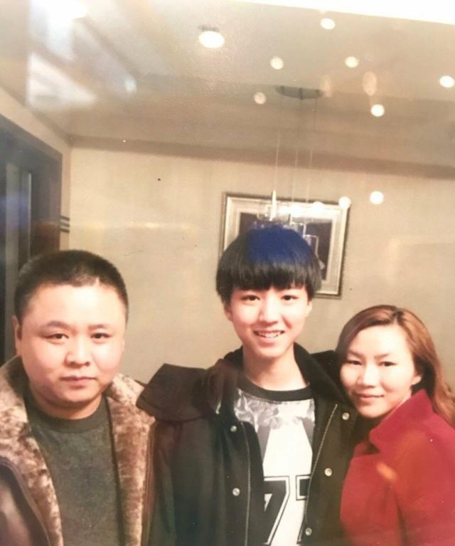 女粉打卡太热情,机器超额工作罢工了王俊凯父母开奶茶店仅仅是为了