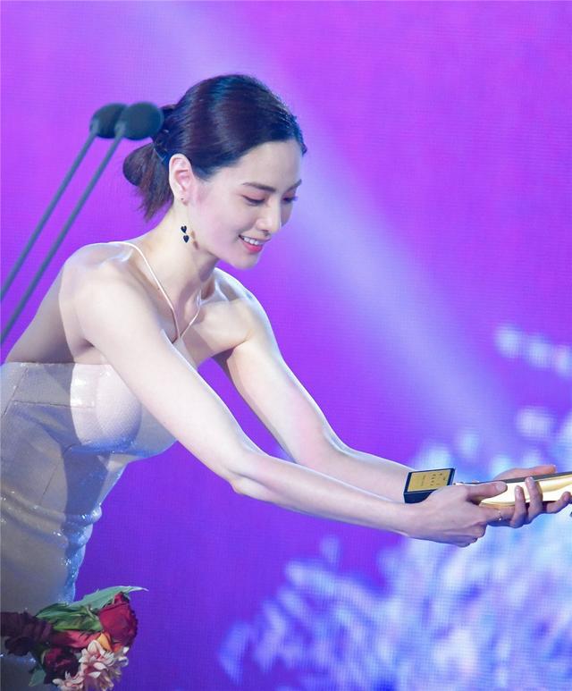 最美面孔林珍娜又成焦点穿粉色亮片裙秀身材气质与颜值太配了