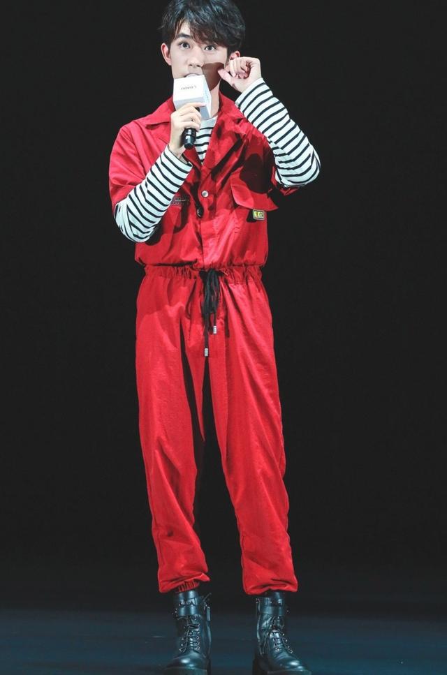 易烊千玺穿着一身红色连体裤,十分的酷帅时尚,很有潮流范儿.