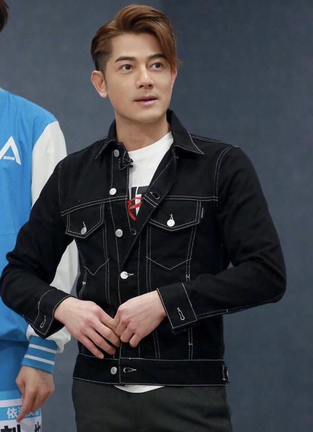 郭富城也难逃网红滤镜毒手,下巴变尖眼睛大如铜铃,颜值直线下降