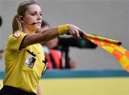 美女裁判出示纸巾走红费尔南达严厉斥责骚扰邮件有颜有性格