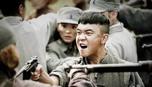 有一次,话剧院宋爱武老师找到他,给他一些"小特约"的角色.