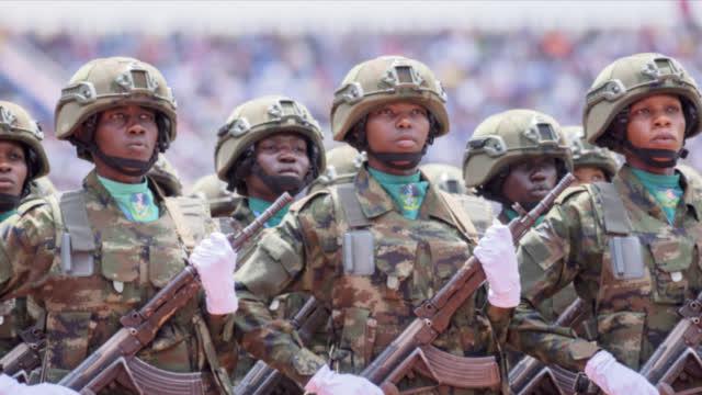 卢旺达举行阅兵式 解放军仪仗大队指导"踢正步" 全场呼声不断