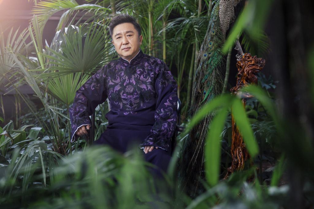 郭麒麟长袍俊朗非凡,老爹郭德纲风度翩翩