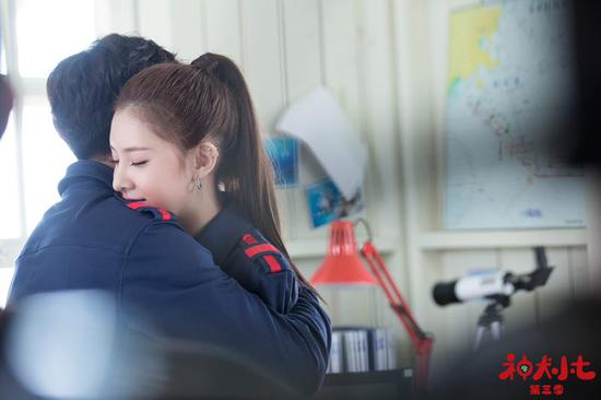 近日,由宋妍霏,姜潮领衔主演,拉布拉多犬小七,萨摩耶犬小雪暖萌加盟的