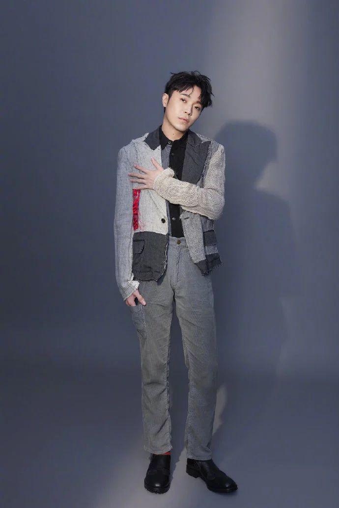 吴青峰也玩把另类时尚,渔网拼接西装,隔着屏幕都能嗅出咸鱼味!