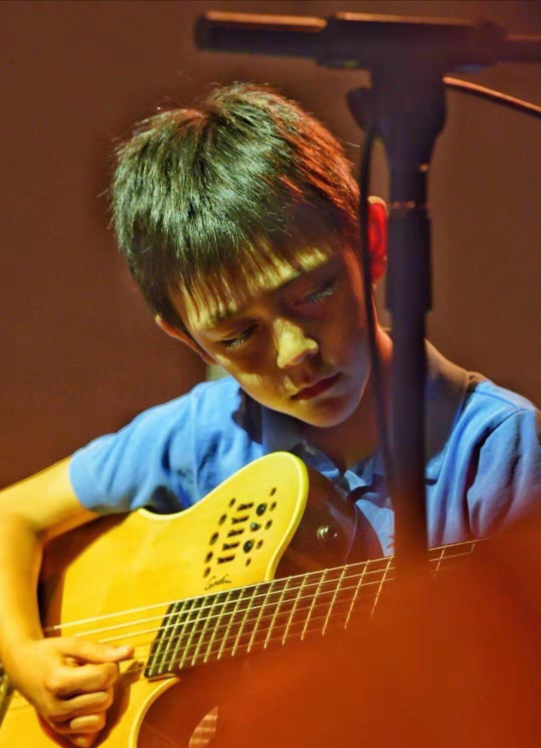 刘烨儿子诺一近照曝光,几年不见长成了国民校草的模样!