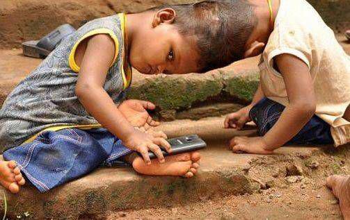 印度一对双胞胎连体人兄弟,头部连在一起,近在咫尺却看不到对方