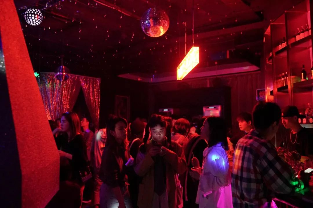 蹦迪式社交！杭州首家复古Disco酒吧“以舞会友”，带你穿越回80s黄金年代！