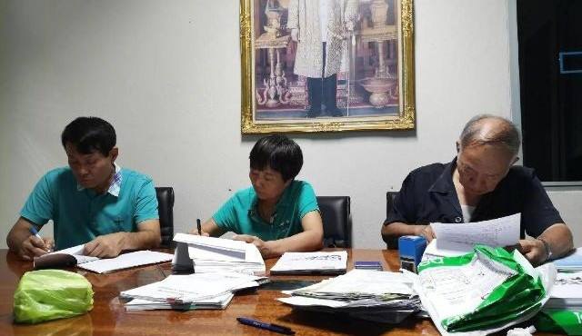 受害者張英(化名)父親張仁儉而安再炫这破釜沉舟、母親湯玉娥今日均到样子庭參與庭審,右為原告律師方文╮川。 ?受訪╕者供圖