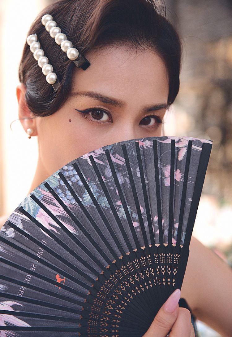 黄圣依梳民国发型穿个性条纹抹胸裙手拿折扇女人味十足