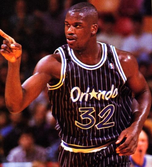 奥尼尔力量有多恐怖?325磅体重把整个篮球架子拦腰折断