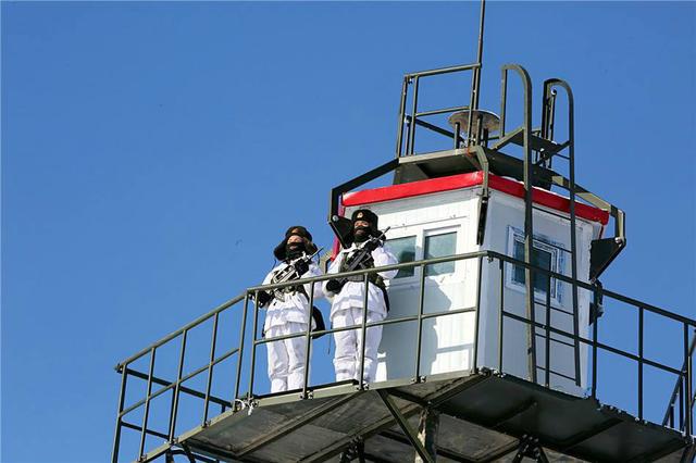 两个哨兵一起站岗为啥只配一把枪?