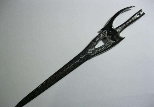 风云漫画中英雄剑威名那么盛,为什么会被火麟剑轻松砍断?