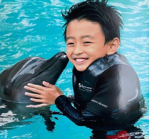 张柏芝晒儿子近照,lucas难得露笑容,小q似迷你版谢霆锋