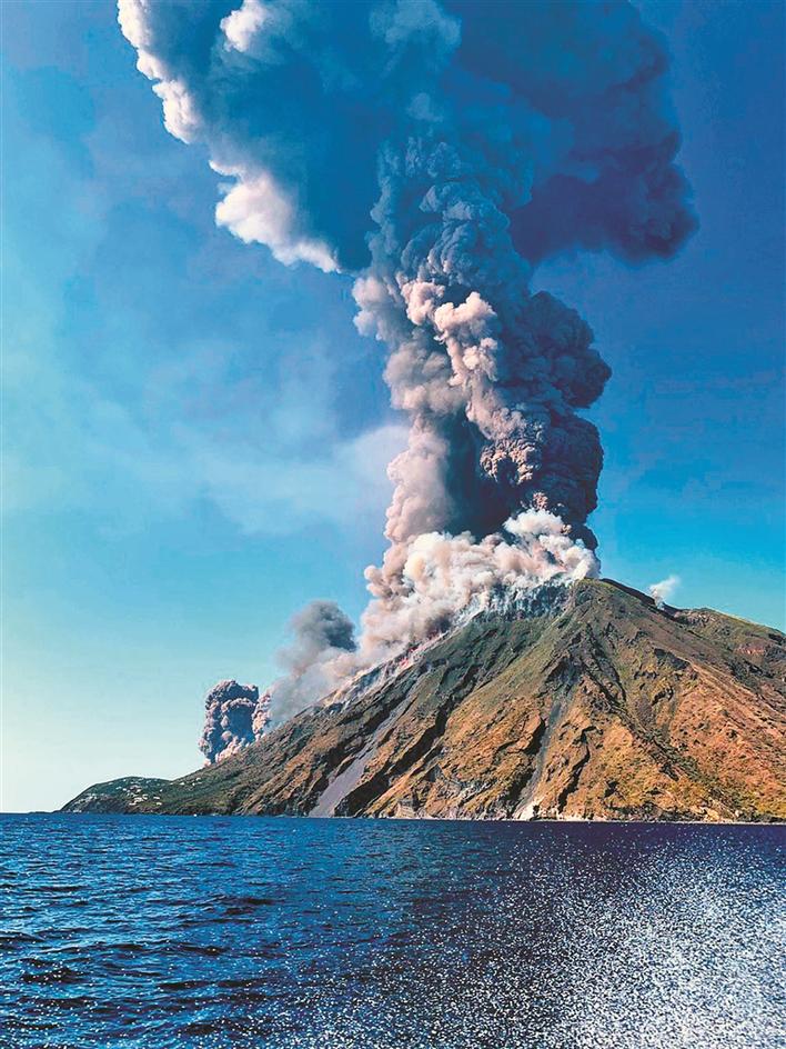 意大利斯特龙博利火山喷发