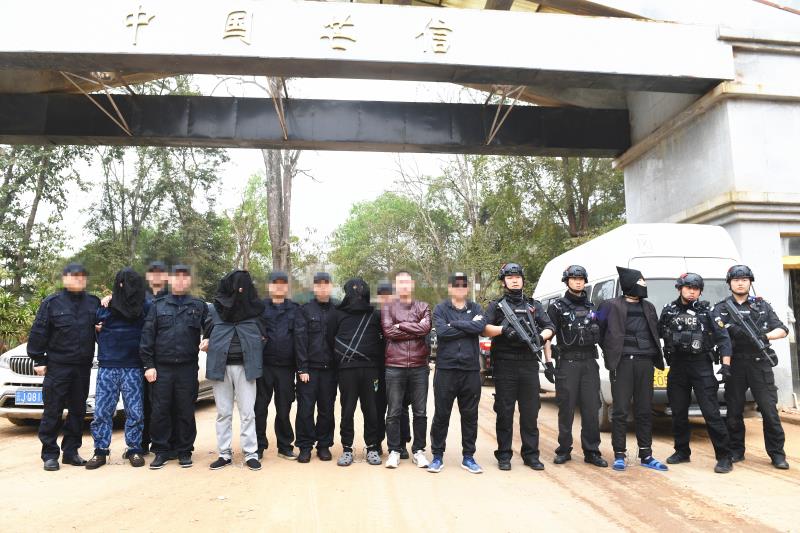 犯罪嫌疑人被押解回国。重庆警方供图