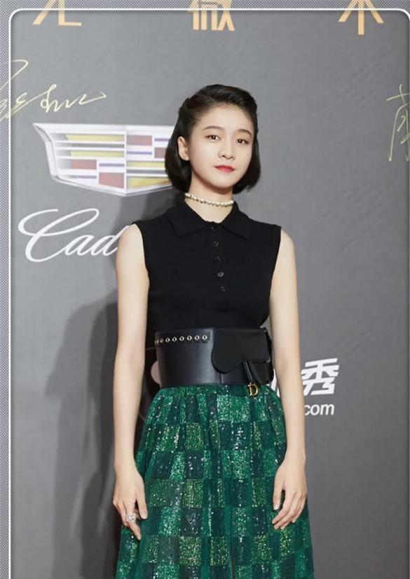张雪迎出席活动,黑色衬衫配绿裙穿出四六好身材
