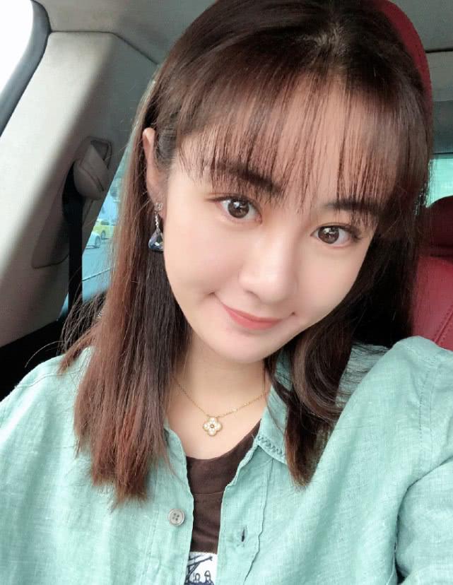 还记得《乡村爱情》里的"王小蒙"吗?近照整容变美完全认不出