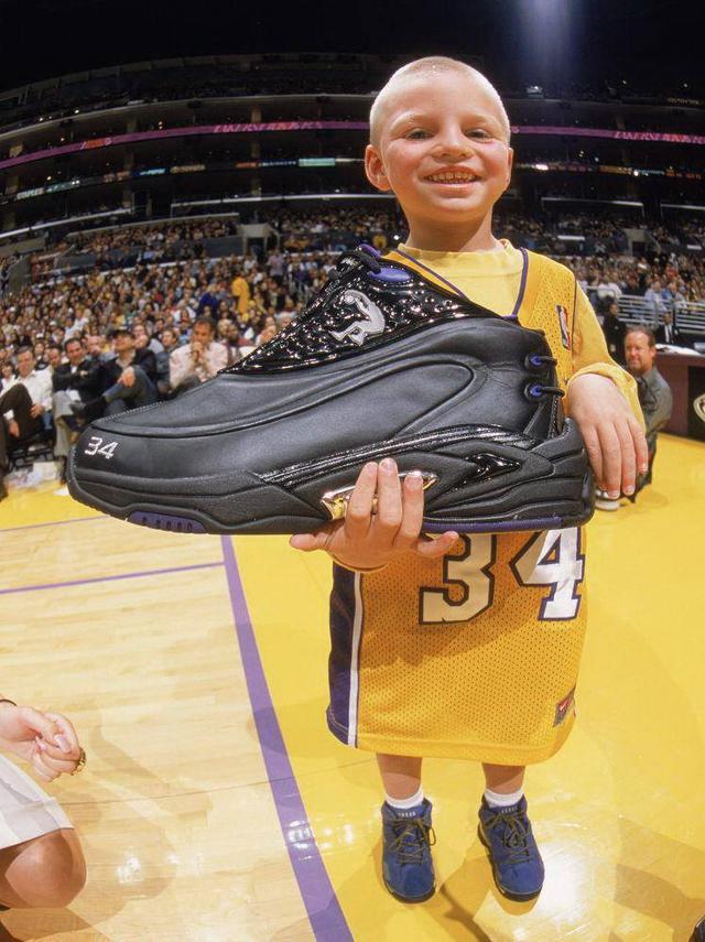 说到大脚,不得不提的就是"大鲨鱼"奥尼尔了,他能在长人如林的nba内线