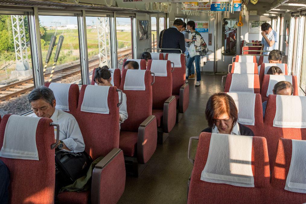 日本地鐵車廂實拍:座位都是沙發座椅,為防痴漢設立女性專用車廂