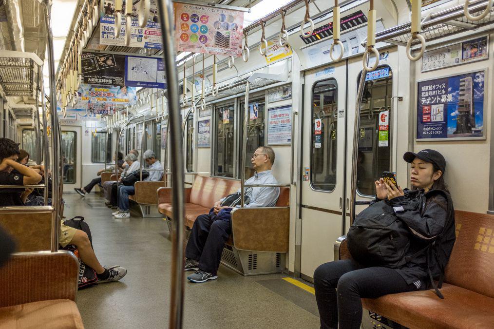 日本地铁车厢实拍:座位都是沙发座椅,为防痴汉设立女性专用车厢