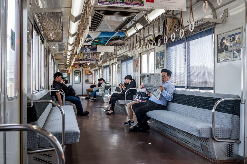 日本地铁车厢实拍:座位都是沙发座椅,为防痴汉设立女性专用车厢