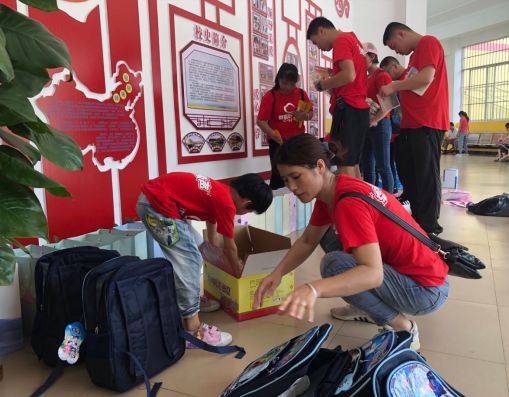 公益培智生的慢世界爱的后备箱走进上林县特殊教育学校