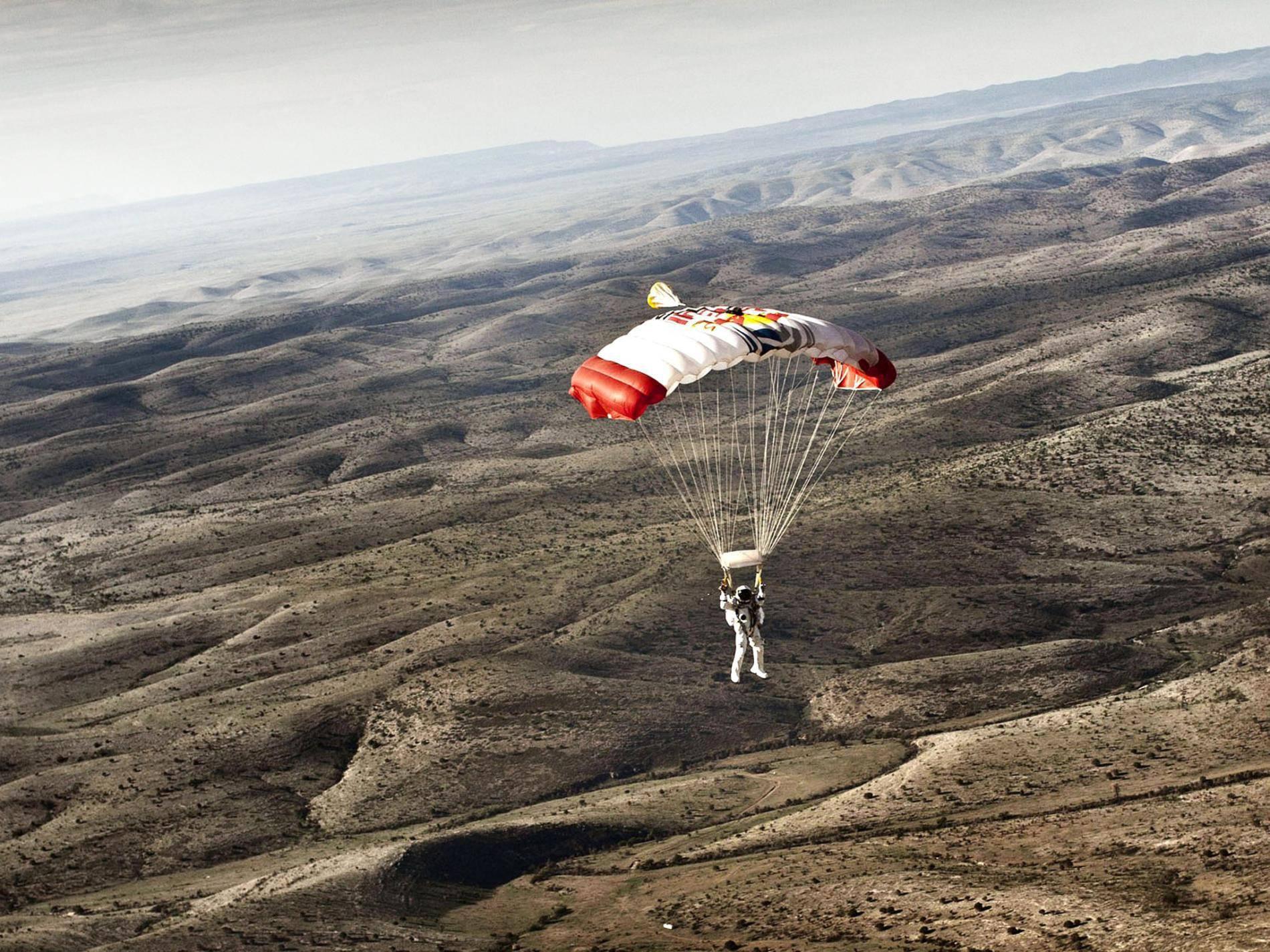 宇航员跳伞图片