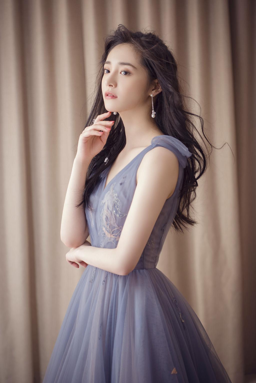 甜美少女型女星周洁琼,裙装私服日常穿搭,我的搭配和歌声一样甜