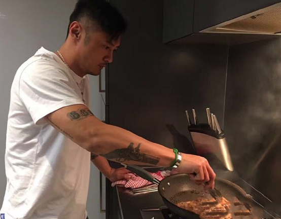 余文乐住的豪宅,餐厅只摆放简单的木质桌子,平时在家会下厨做饭