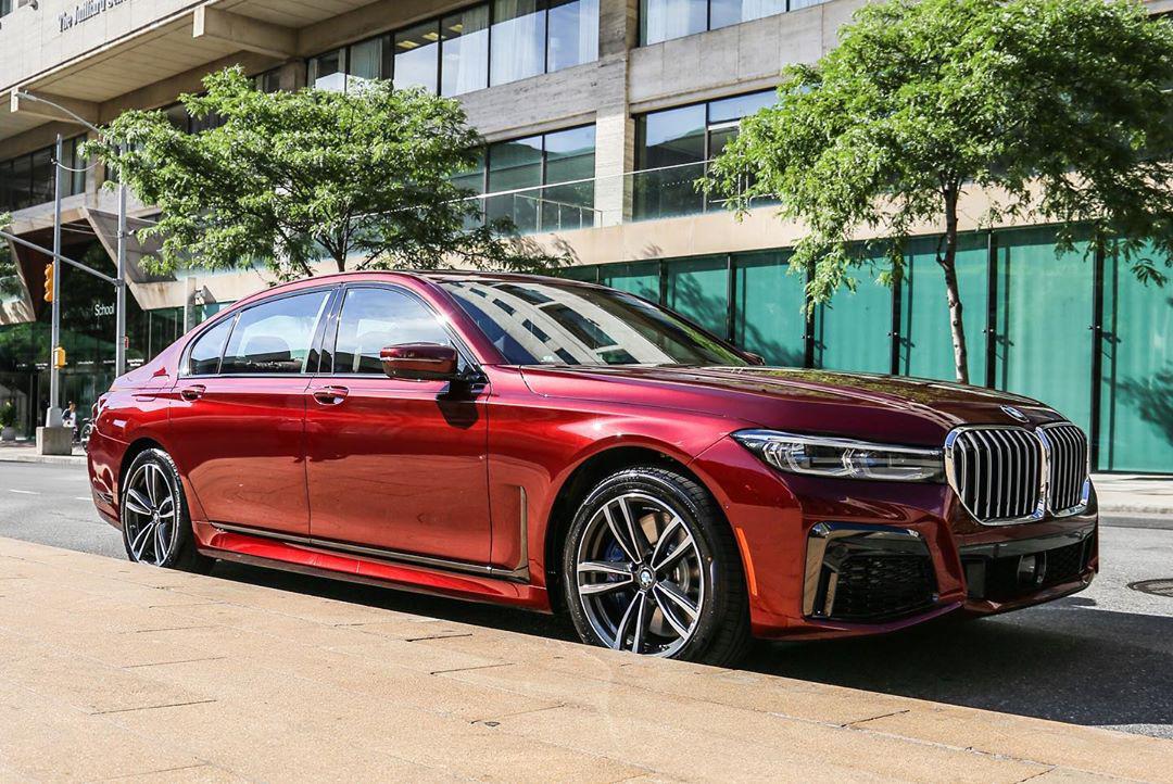 红色的很运动 全新宝马750i海外实车街拍