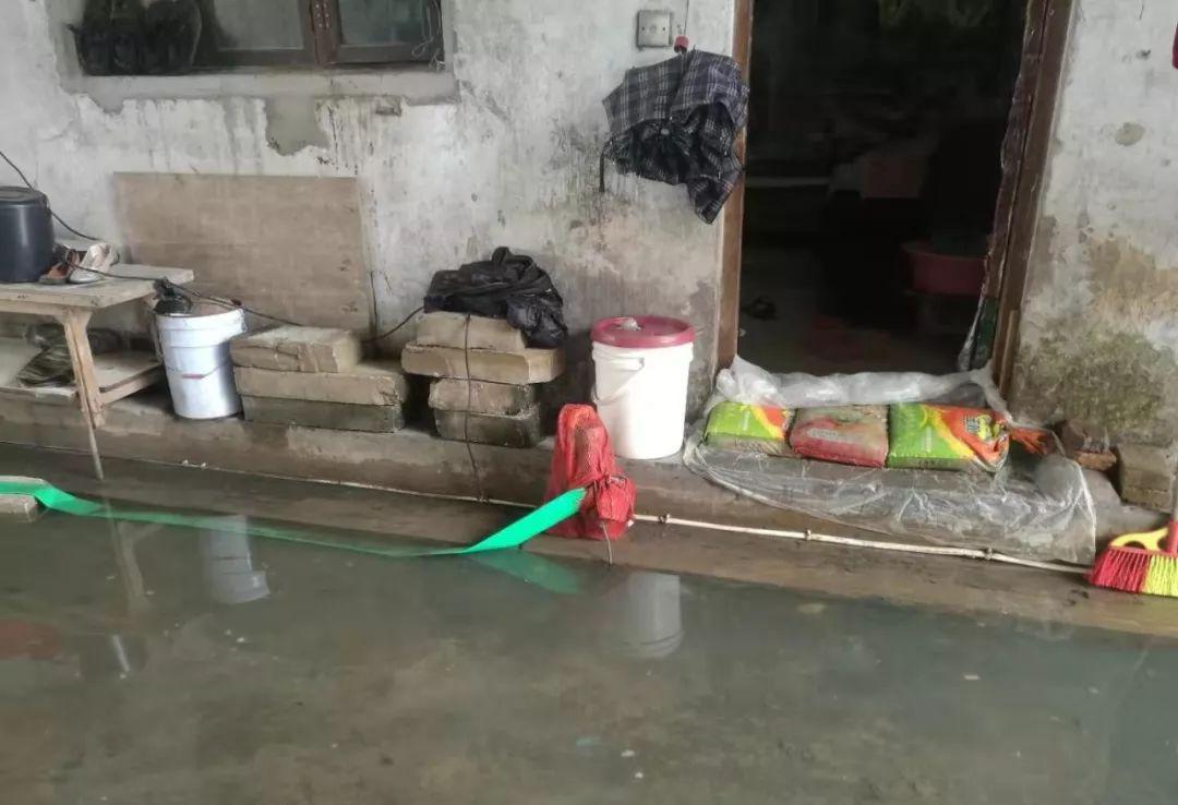 汕头市区一下水道的生活污水倒灌进厂区，工人们的日常生活受影响