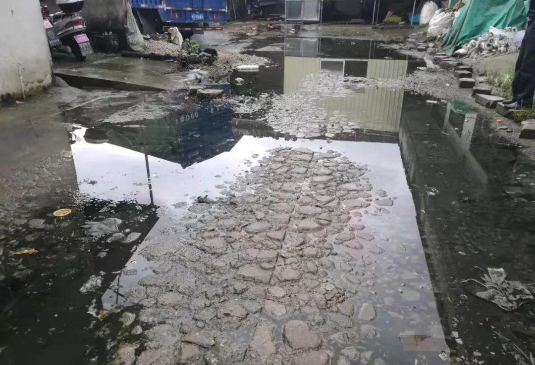 汕头市区一下水道的生活污水倒灌进厂区，工人们的日常生活受影响