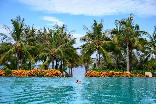 三亚海棠湾最美网红打卡点,不仅有无边泳池,还可以骑马漫步海滩|索菲