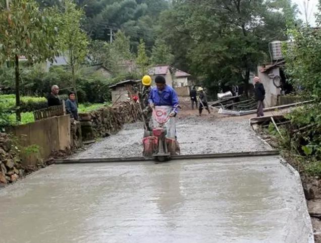农村修路为什么不修柏油路而修水泥路看完解开多年疑惑