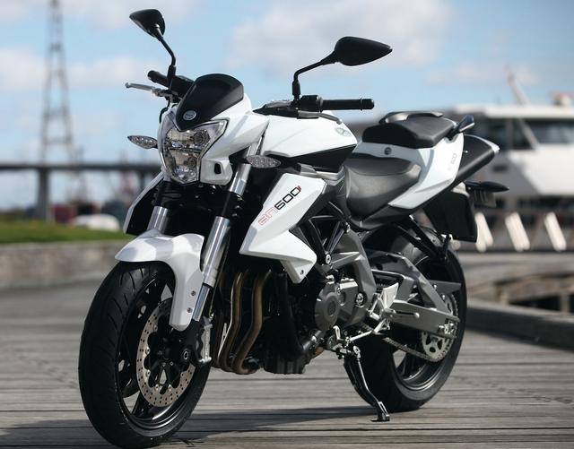 外观上,这款车依旧延续了欧式重型机车的犀利风格,前脸的大小灯采用