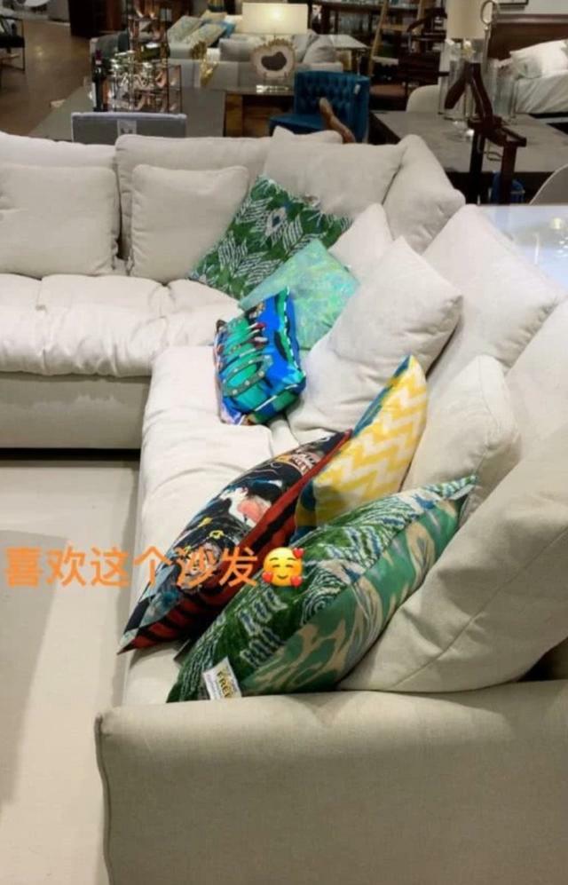 林峯女友张馨月外出选家具,疑似婚期将至正在装修新房中?
