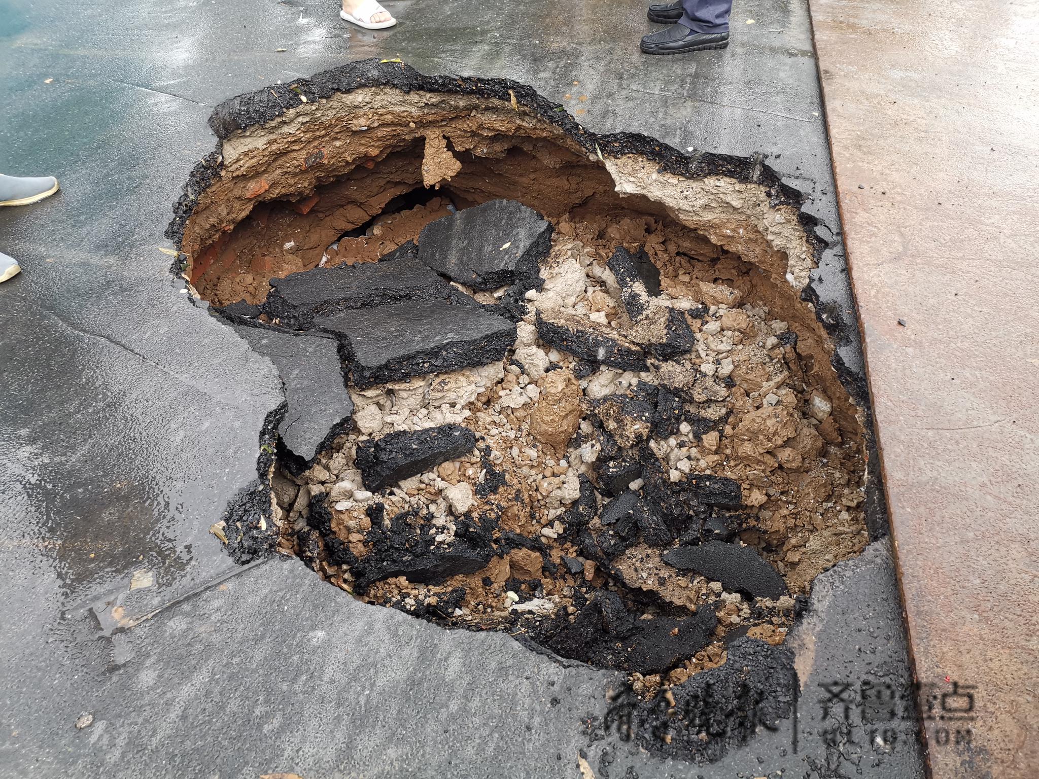 济南八一立交桥西路面发生塌陷,一辆水泥罐车车轮陷入