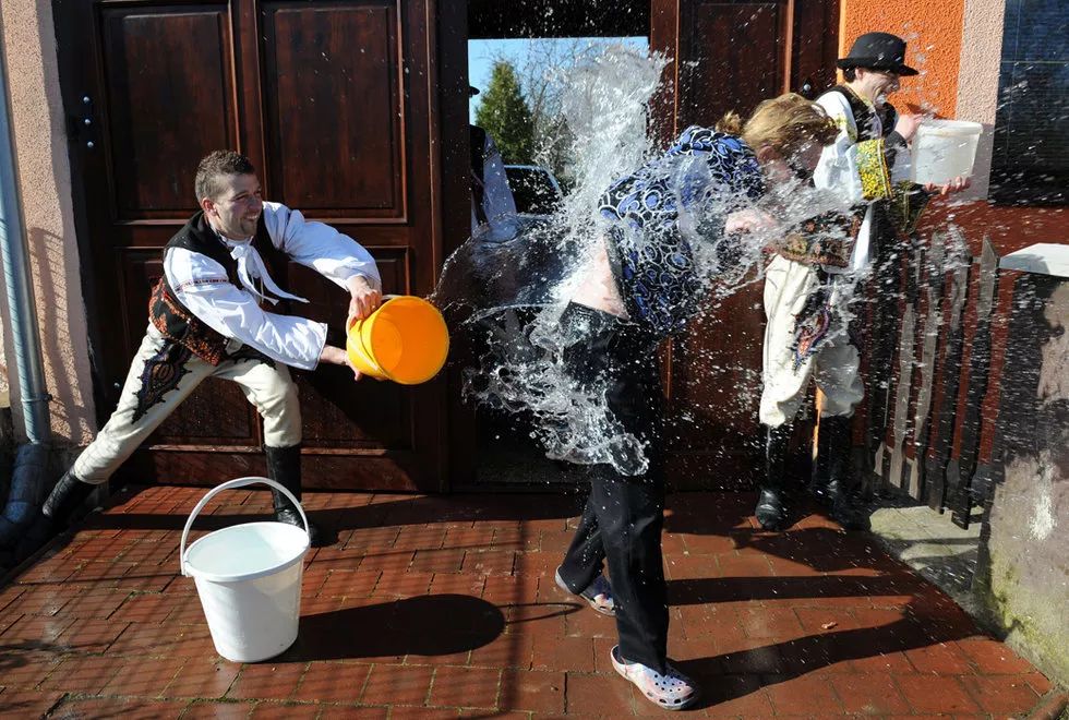 被泼了水后,我坐着无人驾驶车去了趟医院!|电动车公社