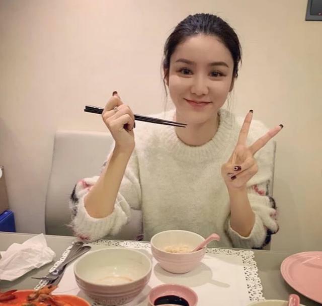 林峯女友张馨月外出选家具,疑似婚期将至正在装修新房中?