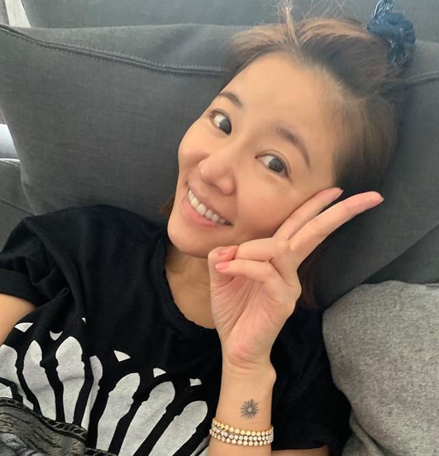 林心如躺在枕头上开心比耶,和天真烂漫的女儿在一起的她,不想年轻都很