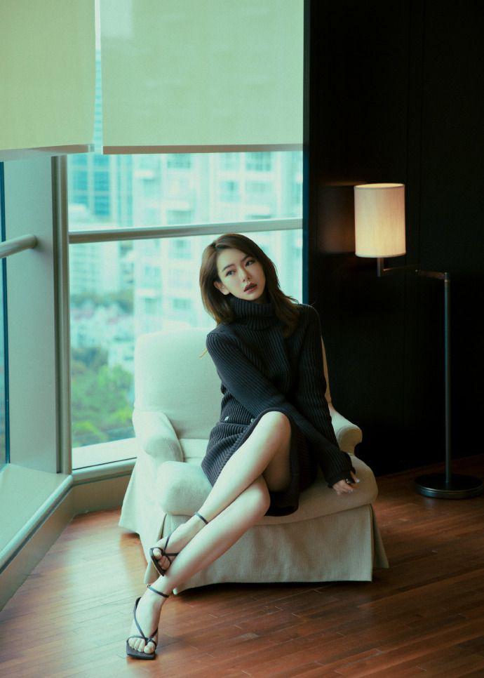 戚薇黑色长裙现身大长腿白到发光,举止优雅藏小心思暗秀美背
