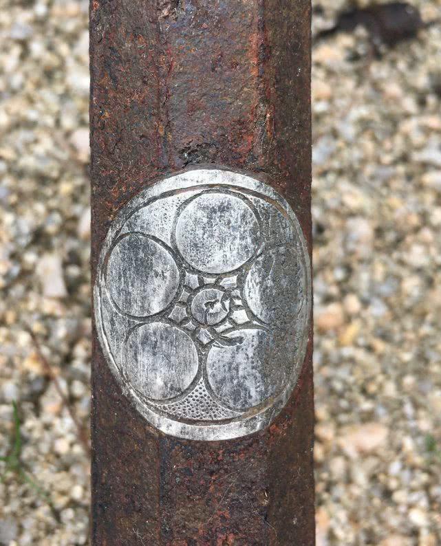 日本男子水库钓鱼有奇遇,钓上一根"铁棍",刻有神秘图案