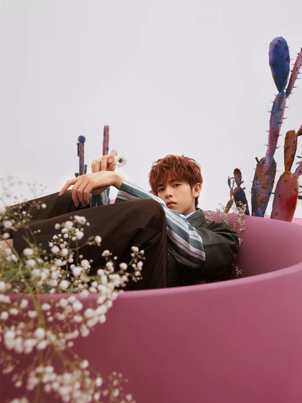 unine男团集体登封面,李汶翰穿黄t显活力,陈宥维全黑造型好帅气