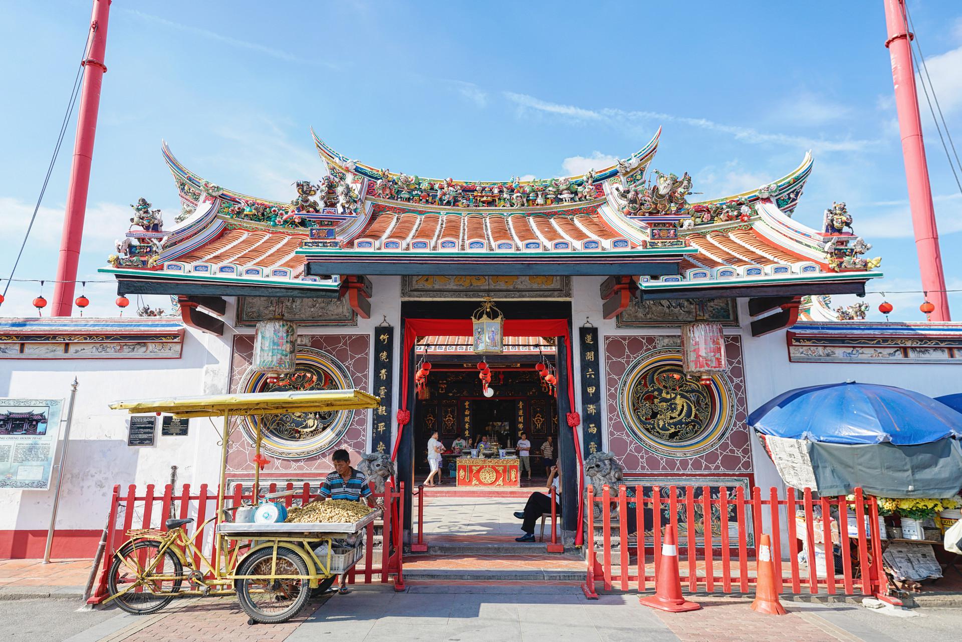 里也有许多中国的文化符号,如为了纪念郑和的三保庙,中式寺庙青云亭等